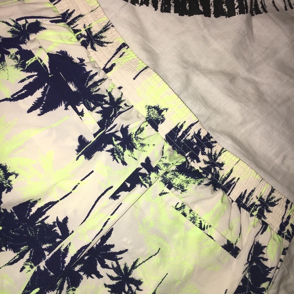 NWOT Palm Tree Shorts - Picture 5 of 5